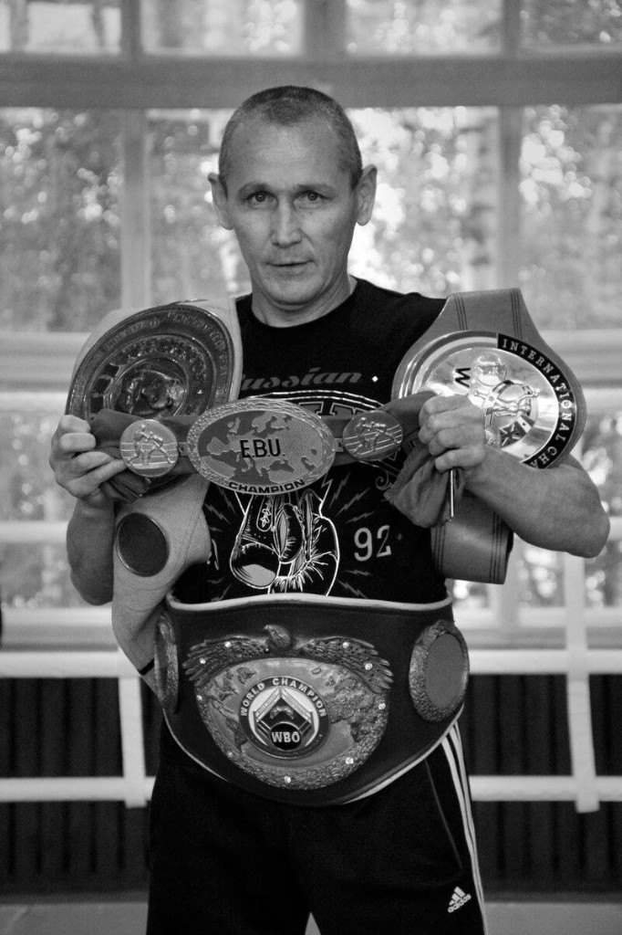 Анатолий Александров с чемпионскими поясами WBO, WBC и EBU
